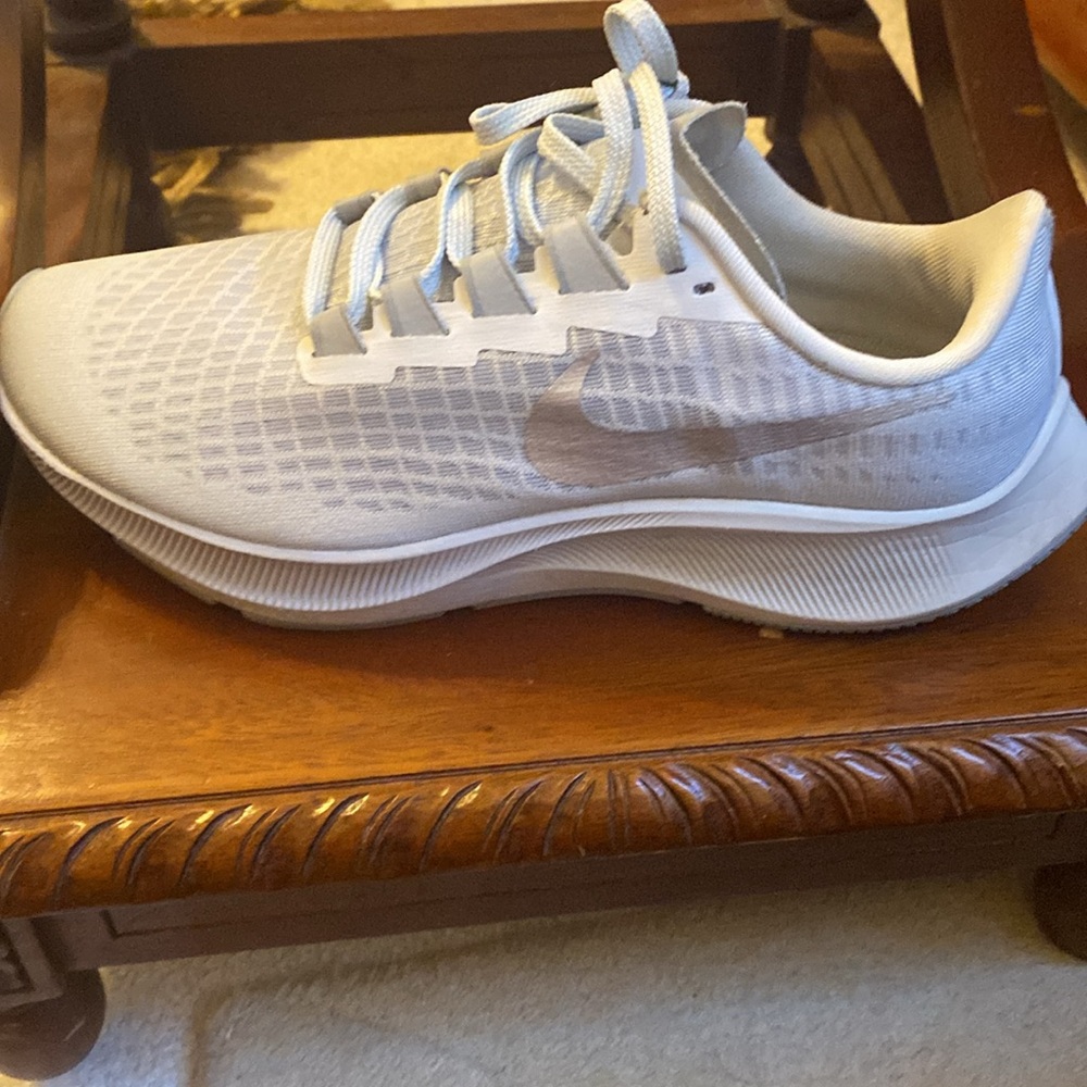 Nike grey women’s a tennis shoes